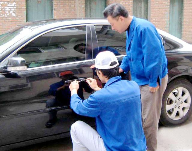 东丰汽车钥匙丢在车里面怎么办?